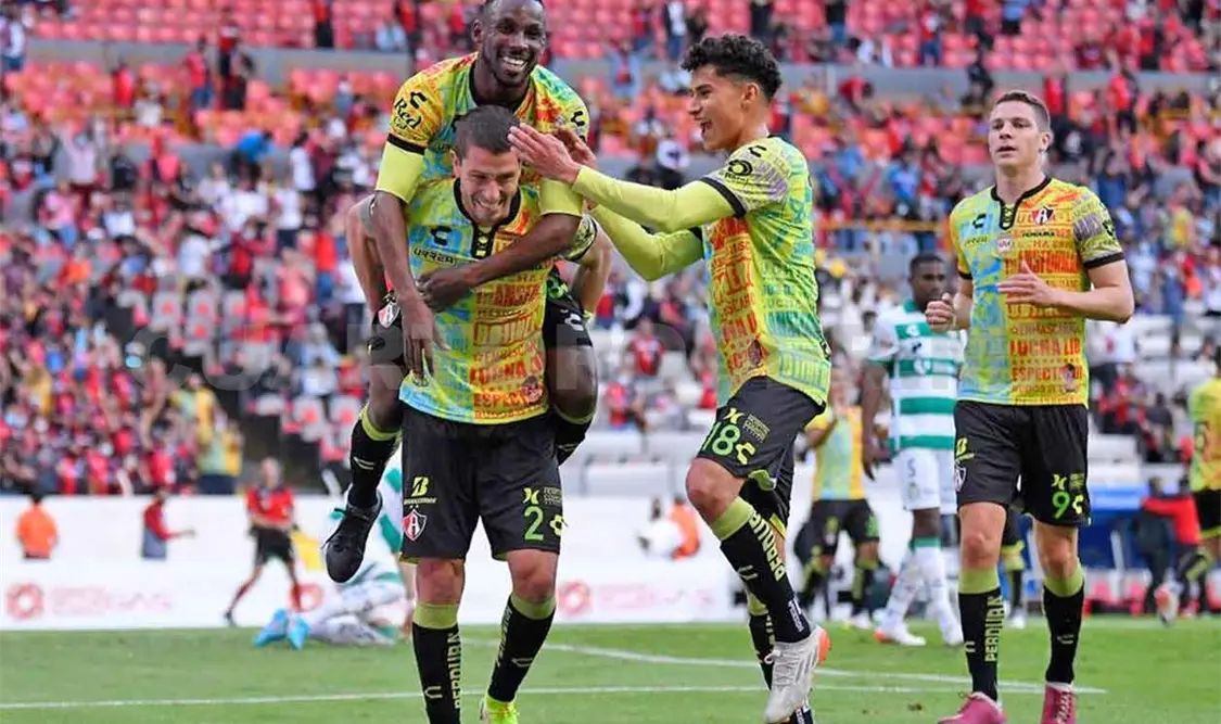 Atlas le pegó al hermano Santos y comparte liderato