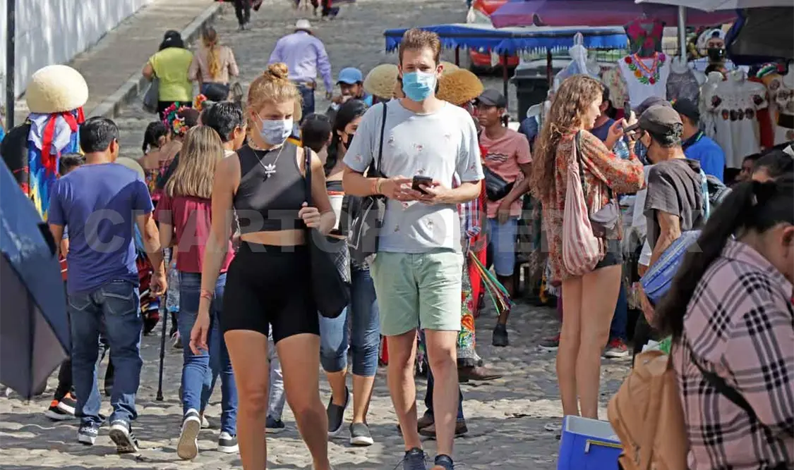 Turistas nacionales y locales salen y gastan menos