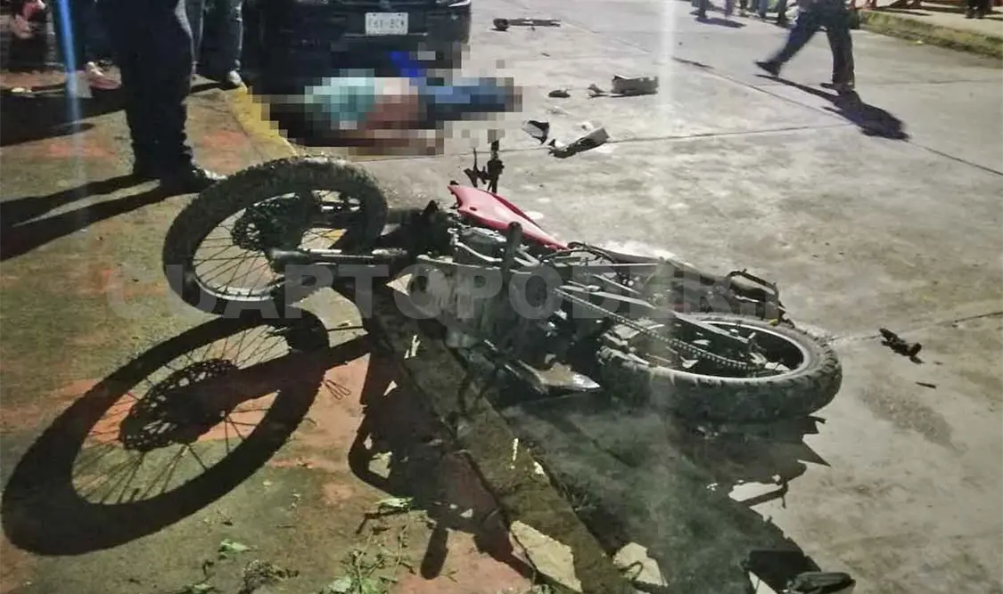 Muere motociclista impactado por taxi