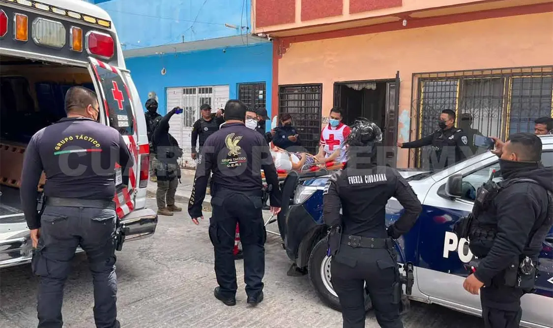 Pelea con su esposo y se encaja un cuchillo