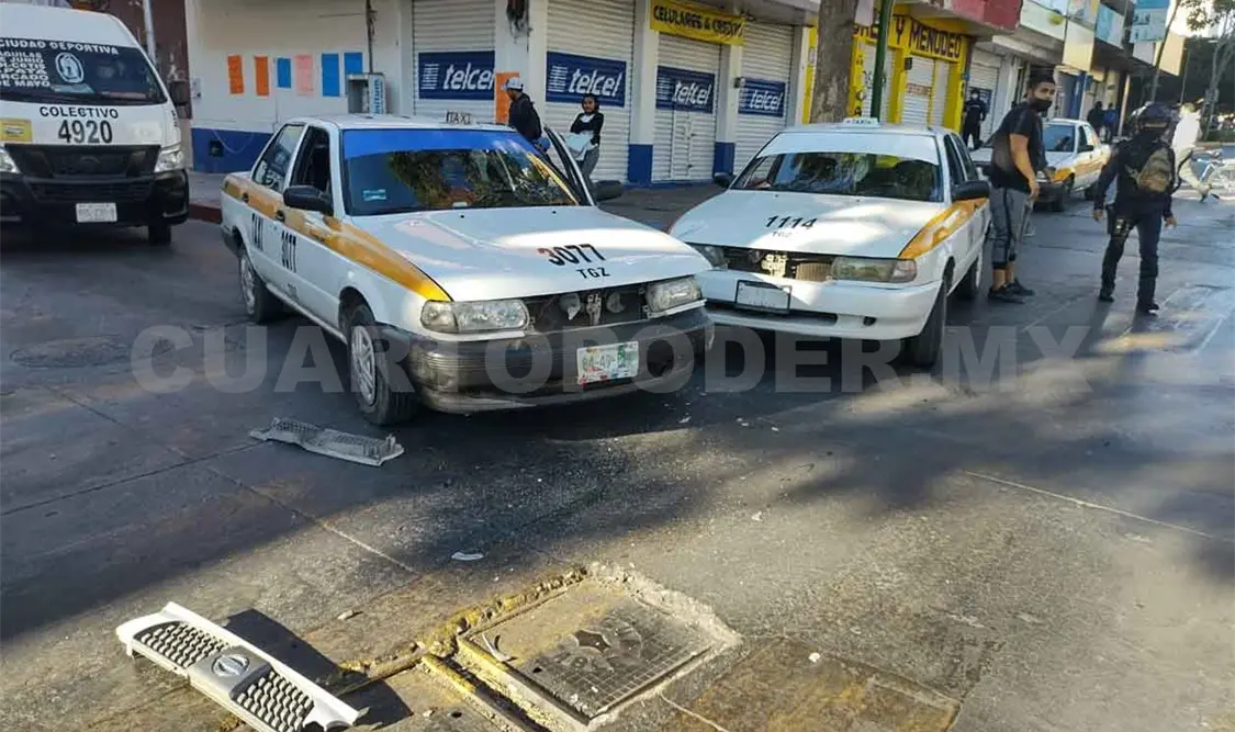 Chocan taxis sobre un cruce de calles