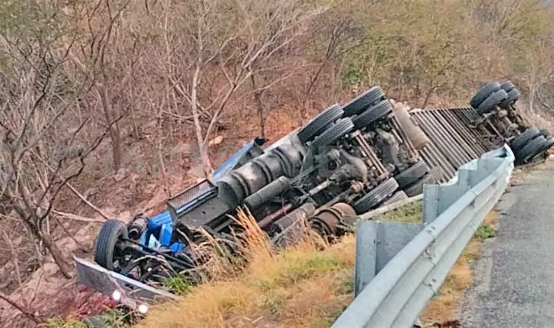 Vuelca tráiler al circular en la autopista a Arriaga