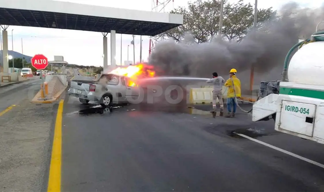 Camioneta se estrella contra caseta de la GN