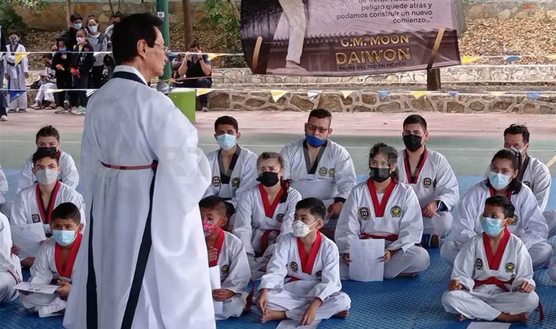 Se graduaron cintas negras y grados mayores
