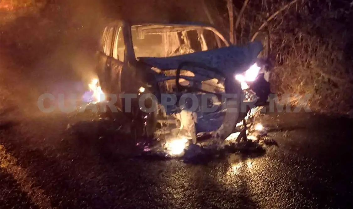 Carreterazo deja uno de los vehículos en cenizas