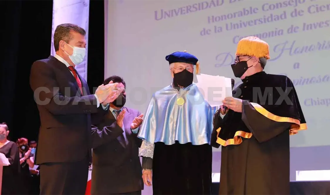 Entregan Doctorado Honoris Causa a Javier Espinosa