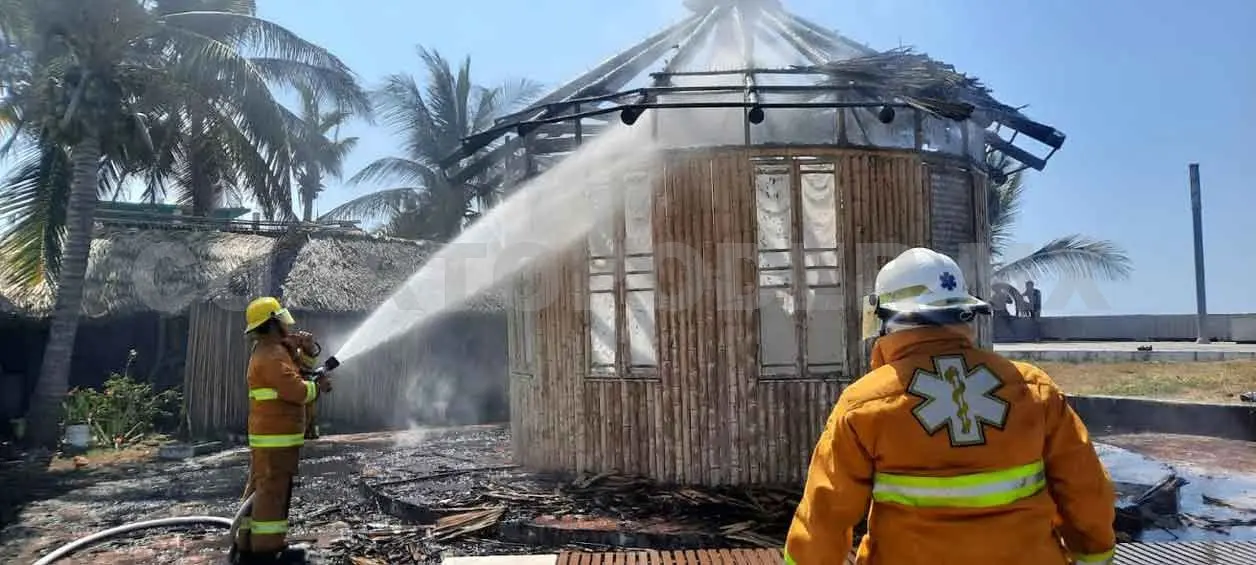 Voraz incendio calcina un quiosco