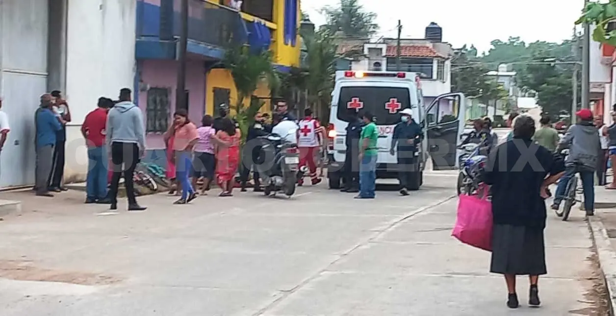 Paramédicos de la Cruz Roja Mexicana se trasladaron al barrio Santa Cecilia y tras valorar al hombre confirmaron su deceso. Cortesía