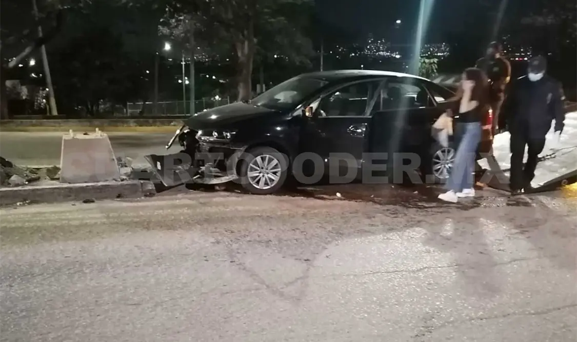 El percance ocurrió por la madrugada sobre el bulevar Andrés Serra Rojas; la conductora fue valorada en el lugar por paramédicos de la Estación de Bomberos. Cortesía