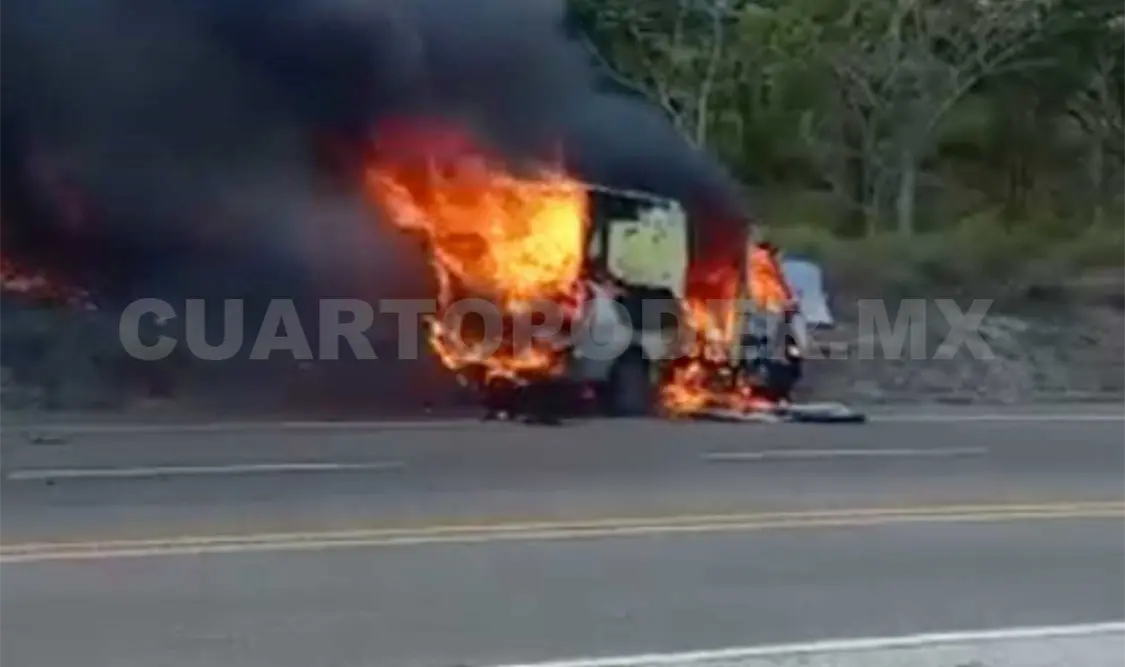 Ayer, durante la mañana, se incendió un vehículo en el entronque de la autopista Ocozocoautla-Arriaga. Cortesía