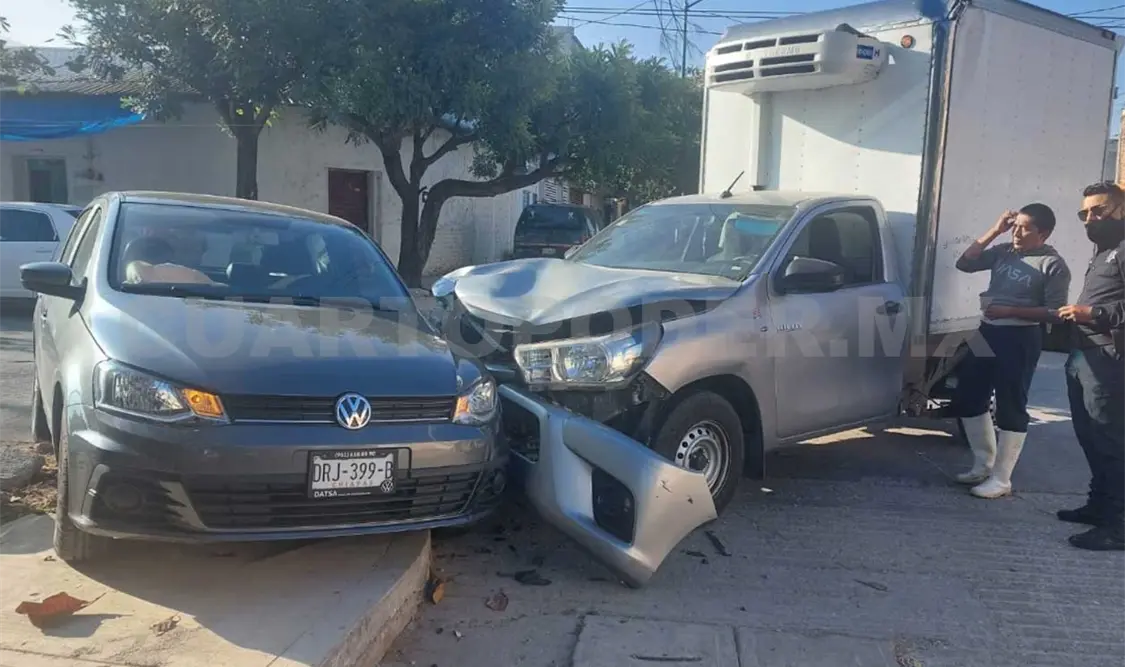 Por la falta de precaución se registró un percance vial entre una camioneta de caja cerrada y un vehículo compacto. Ulises López / CP