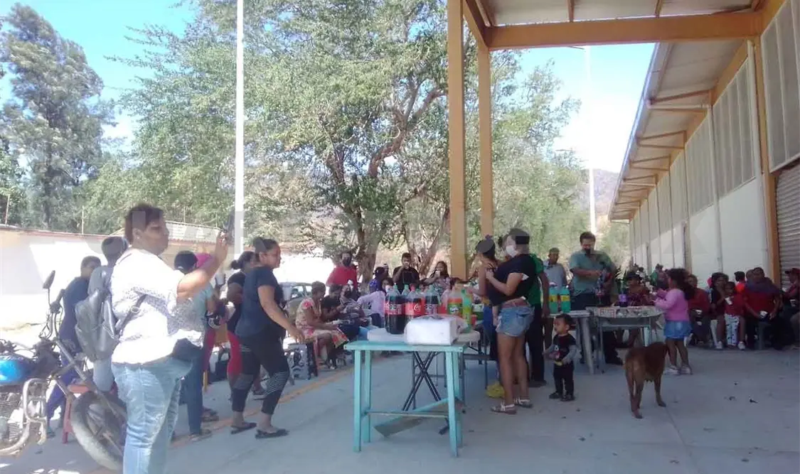 Locatarios festejaron Día del Amor y la Amistad