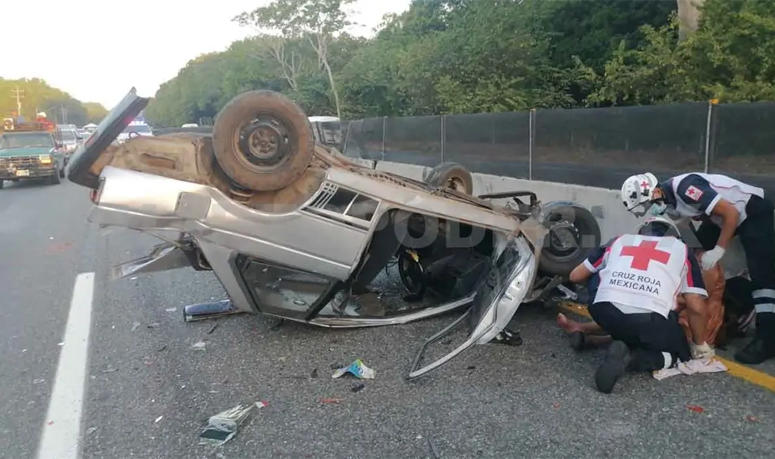 Vuelca un automóvil en la carretera Costera