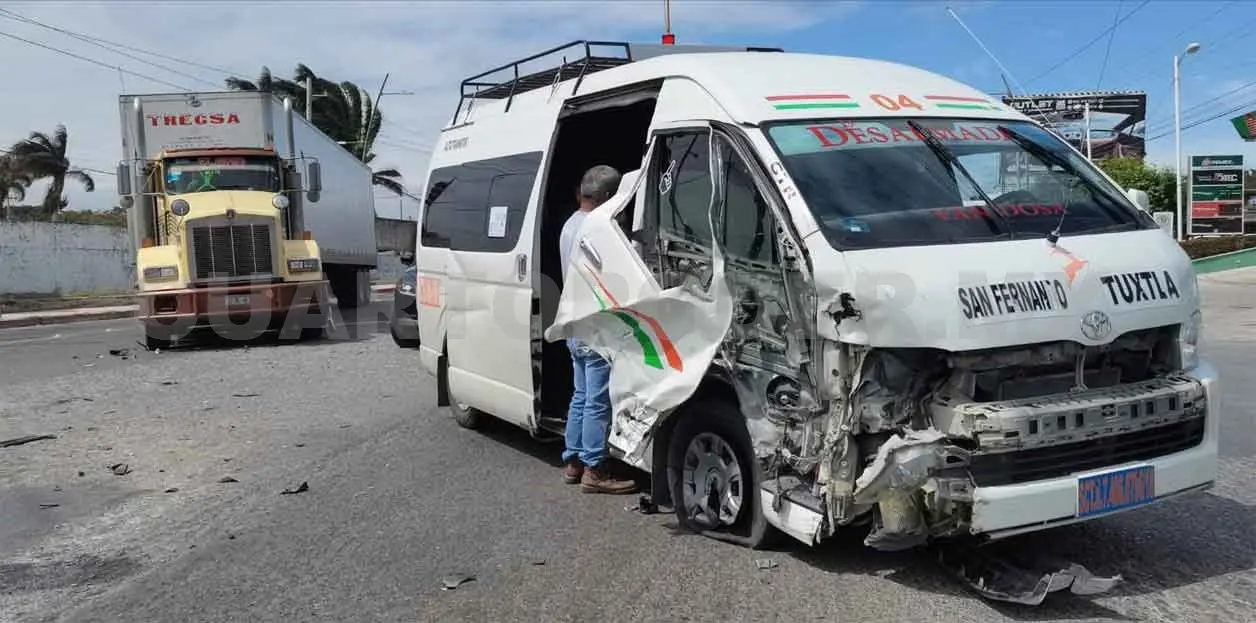 Ocho lesionados en colisión entre colectivo y tráiler