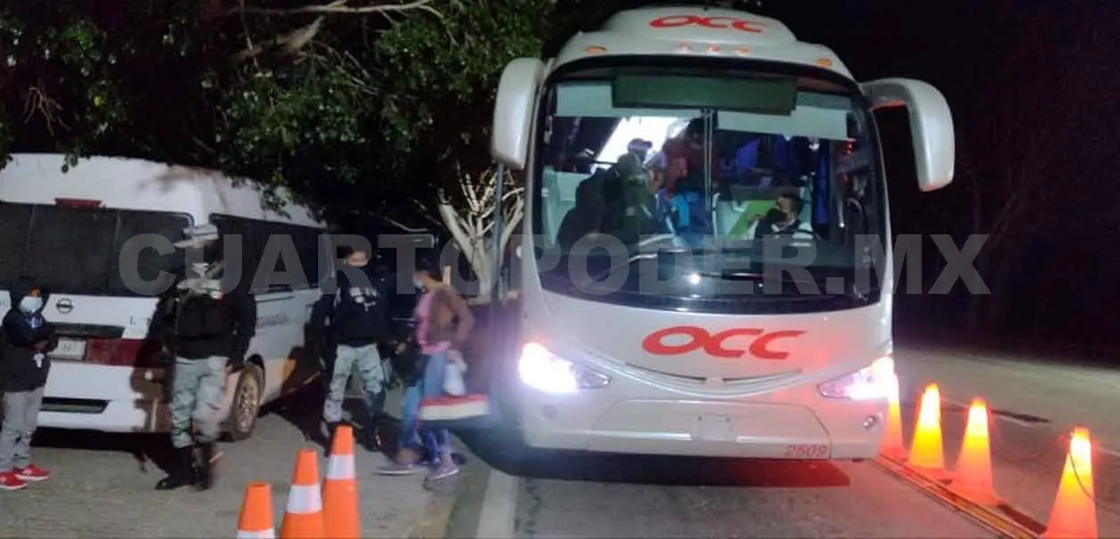 Rescatan a 35 migrantes que viajaban en autobús