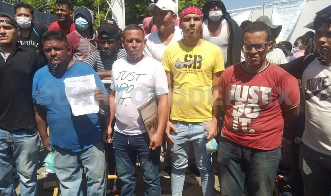 Migrantes se suturan la boca como medida de presión