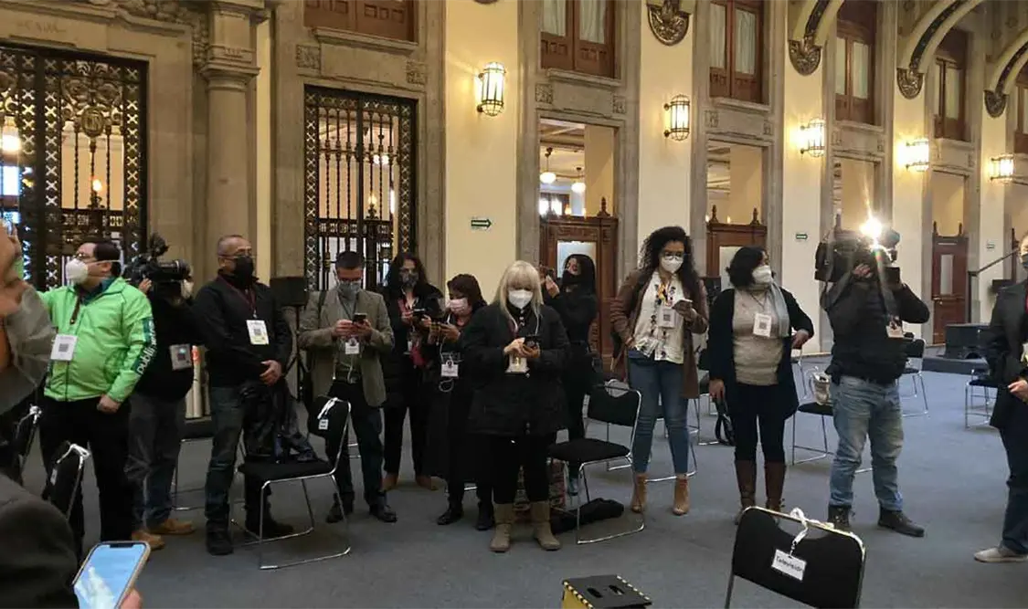 Reporteros en la “mañanera” guardan minuto de silencio