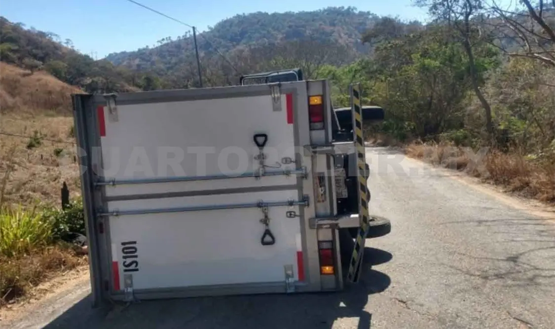 Acelerado chofer pierde el control y vuelca