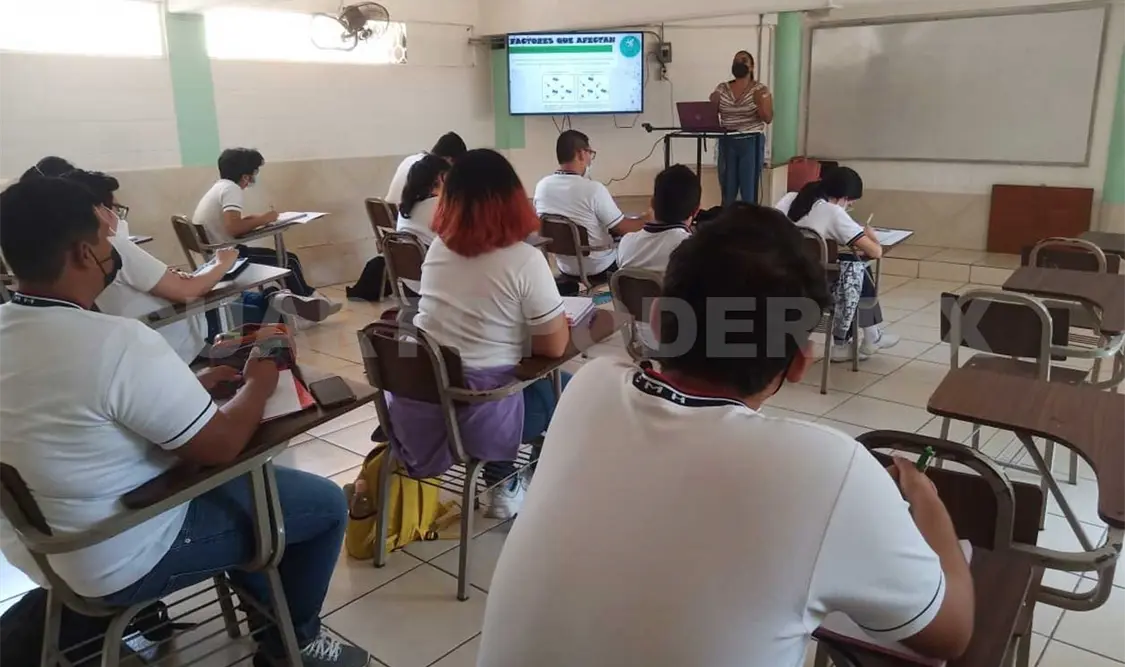 Concientizan a estudiantes para vacunarse contra covid