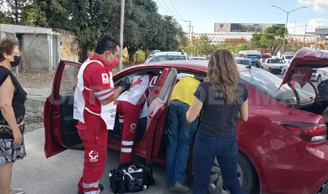 Cuando intentaba dar vuelta en un retorno se produjo el accidente, ayer por la tarde. Ulises López / CP