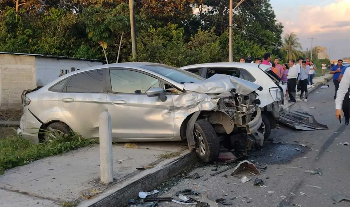 El chofer del coloso indicó que para evitar una tragedia mayor decidió impactarse contra la fila de carros que encontró a su paso. Cortesía