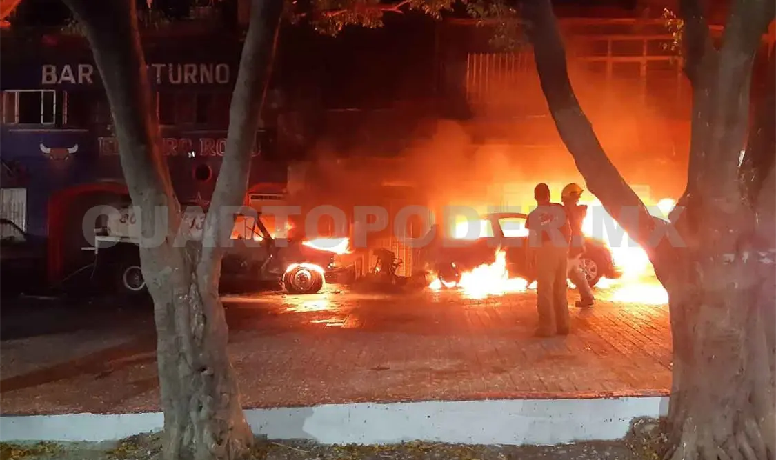 En “venganza” incendia una moto y dos vehículos