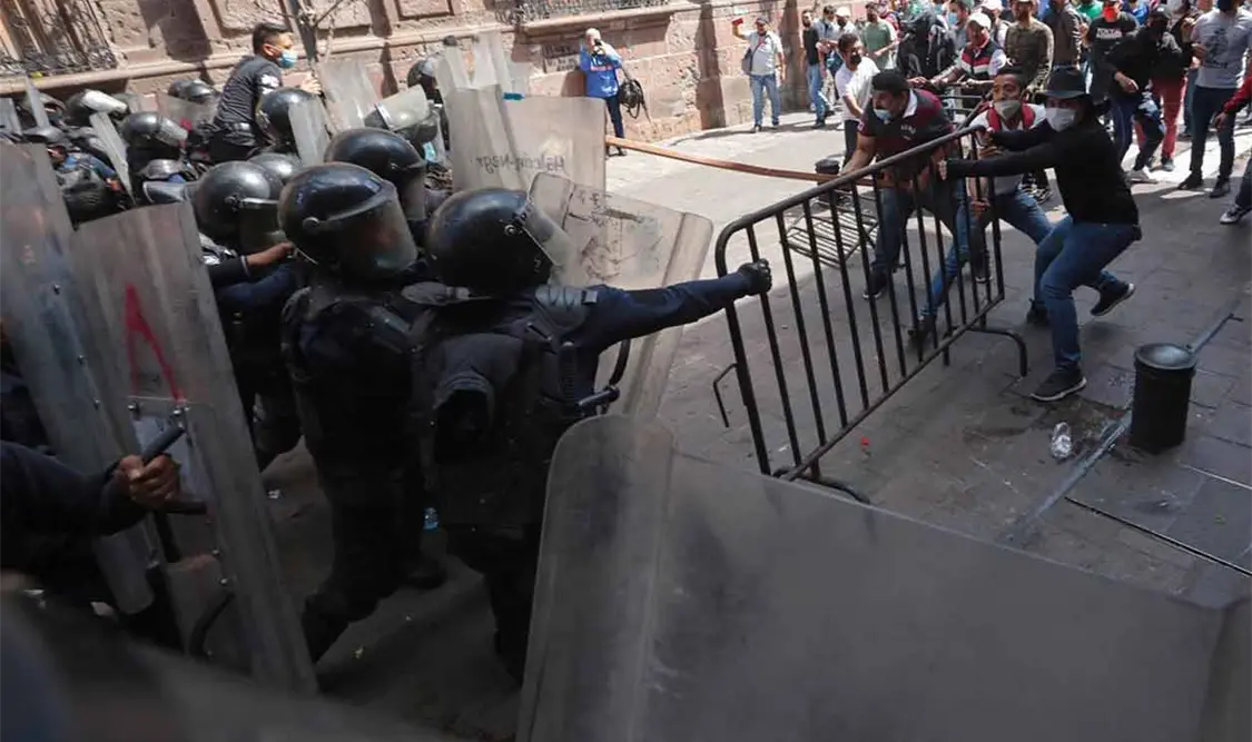 Se enfrentan CNTE y policías