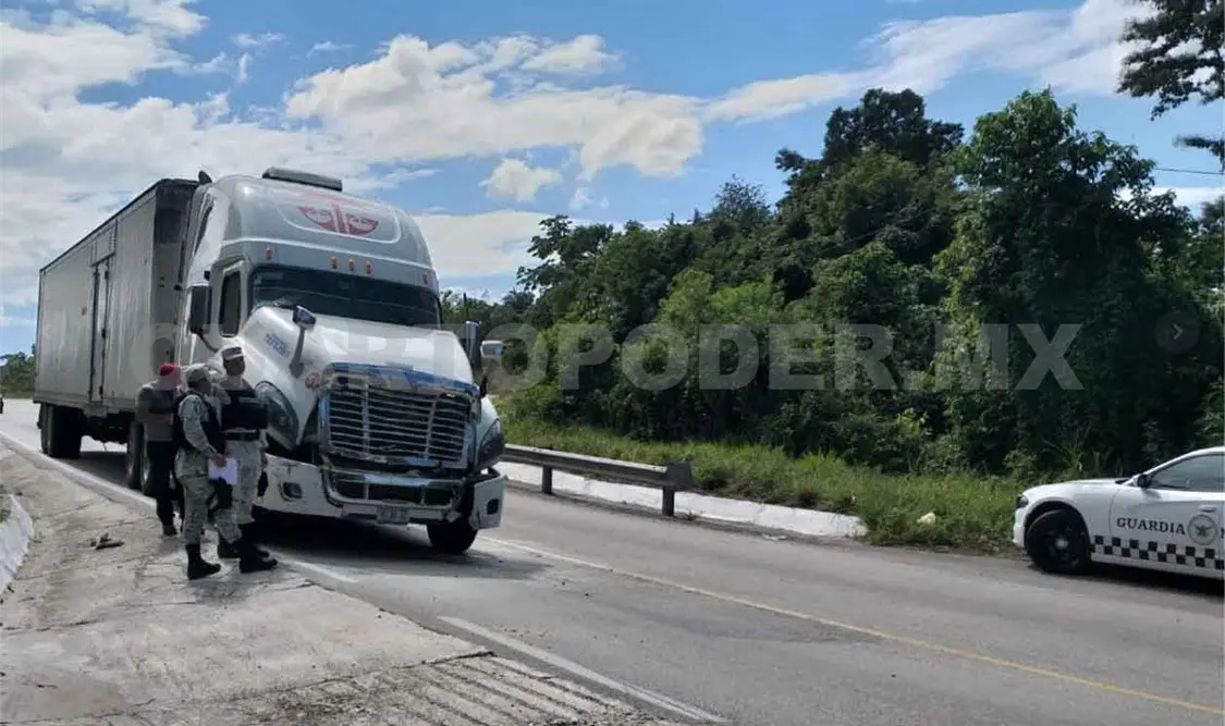 Tráiler se impacta en un volteo