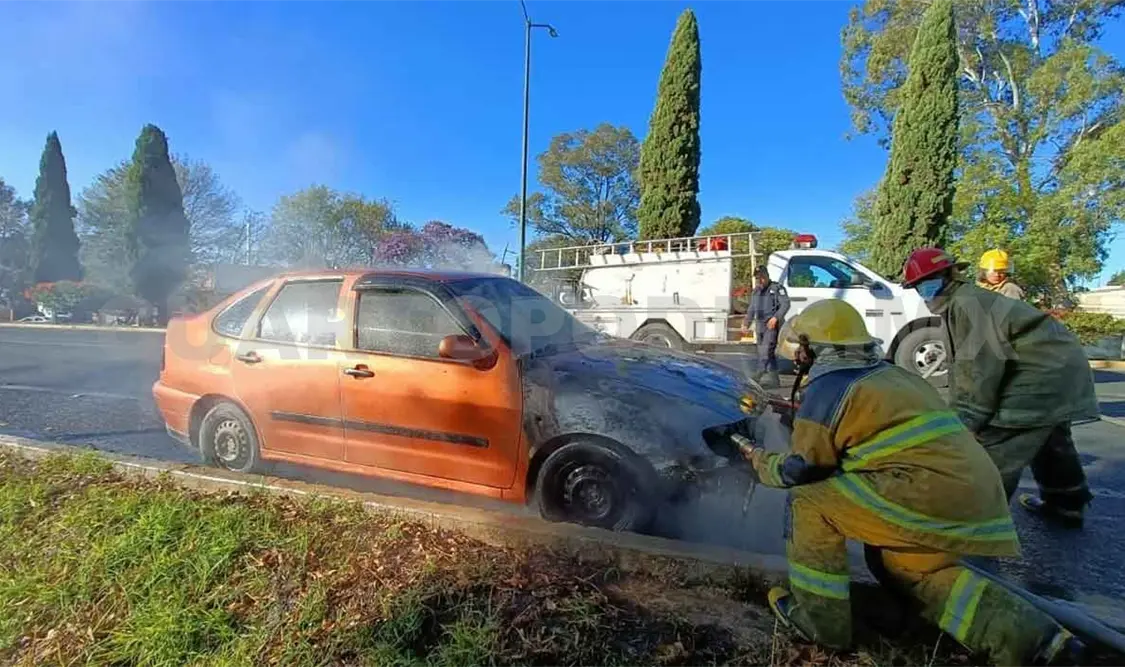 Se incendia vehículo al circular en bulevar
