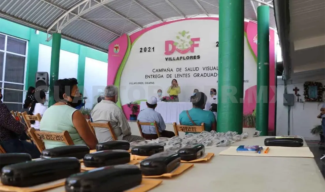 Entrega DIF lentes a personas beneficiadas