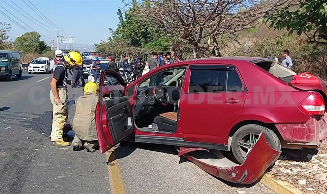 Normalista destruye Tiida; dos mujeres salen heridas