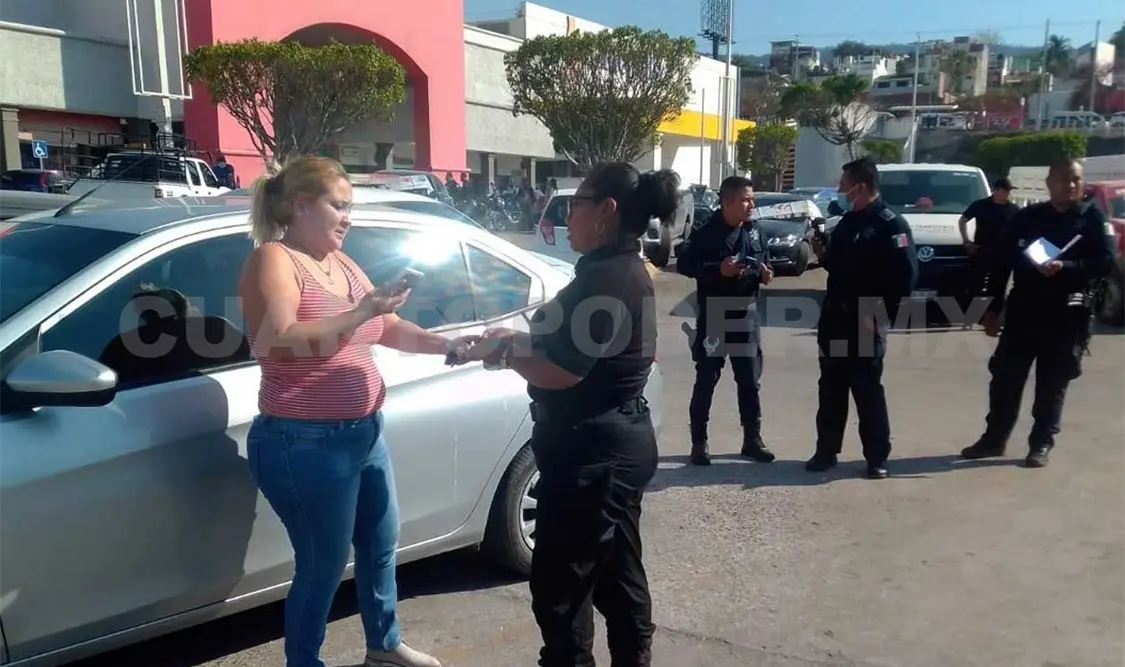 Armados despojan de 75 mil pesos a una mujer