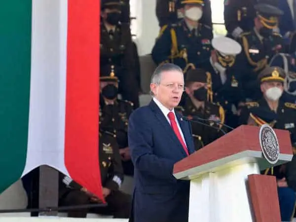 El ministro presidente de la SCJN participó como orador en la ceremonia del Día de la Bandera realizada en el Campo Marte. Cortesía