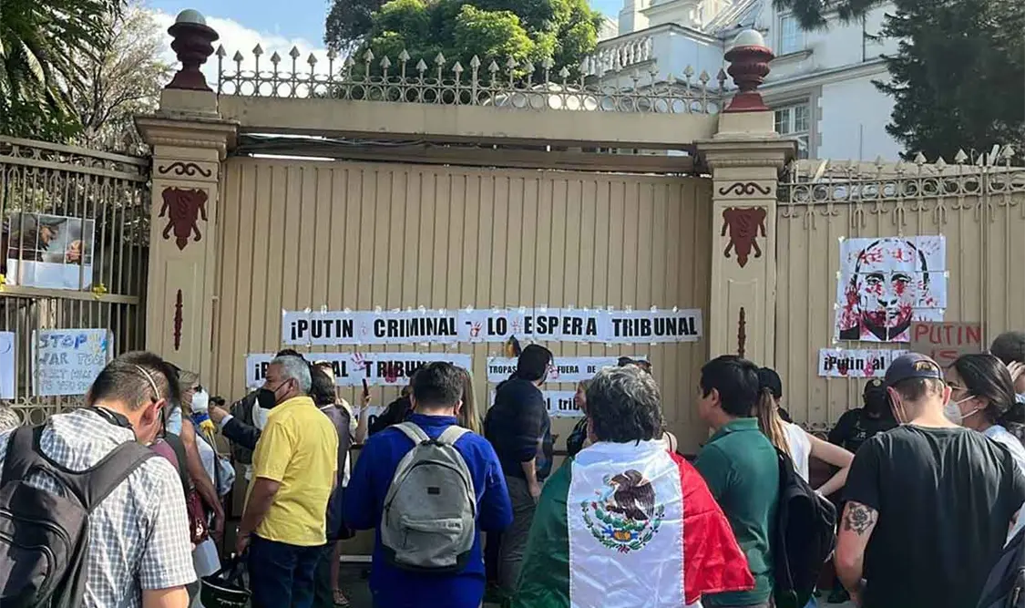 Ucranianos se manifiestan en la embajada