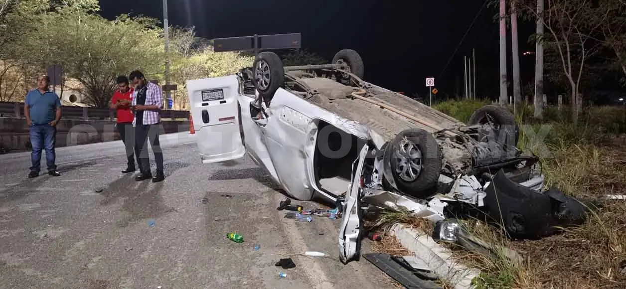 Dos lesionados al volcar vehículo frente a balneario