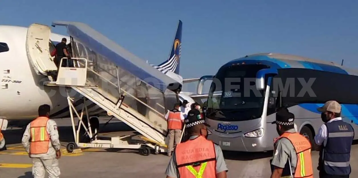 Vía aérea deportan a 71 cubanos