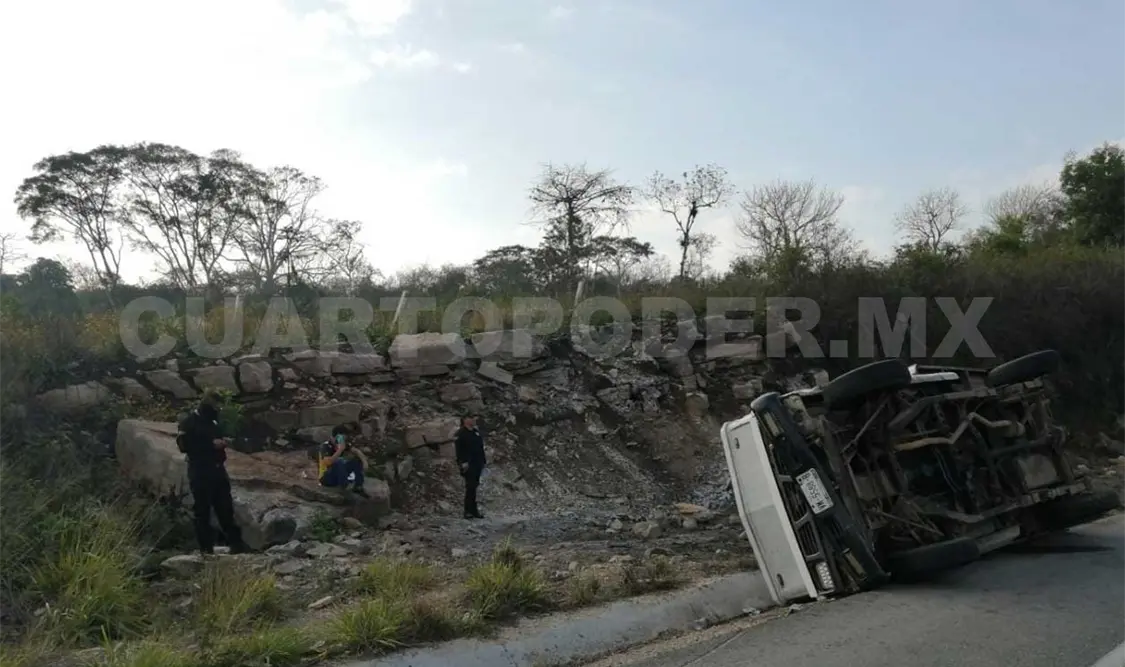 Chofer pierde el control de camioneta y vuelca