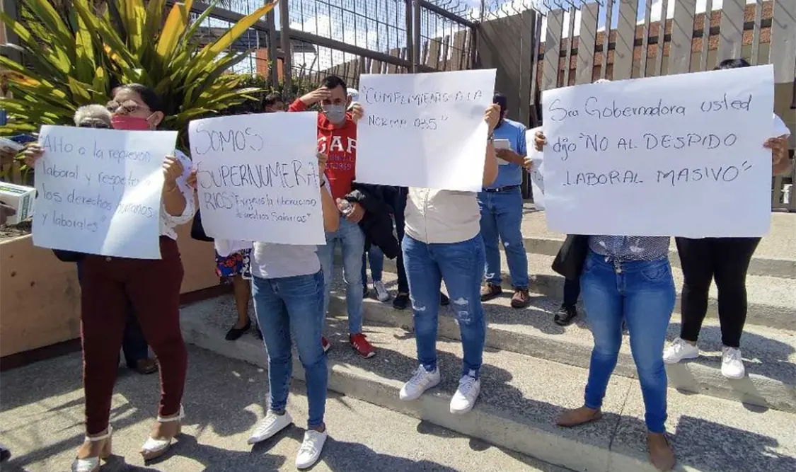 En la protesta de este viernes participaron unos 20 trabajadores. Cortesía