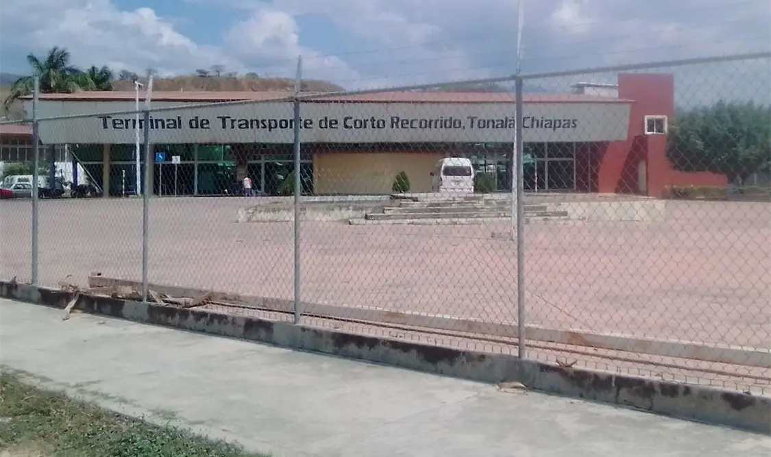 Los taxistas que no llevan ni traen pasaje se meten a esta terminal para disminuir la distancia y cruzarse a la siguiente calle. Noel Vázquez / CP