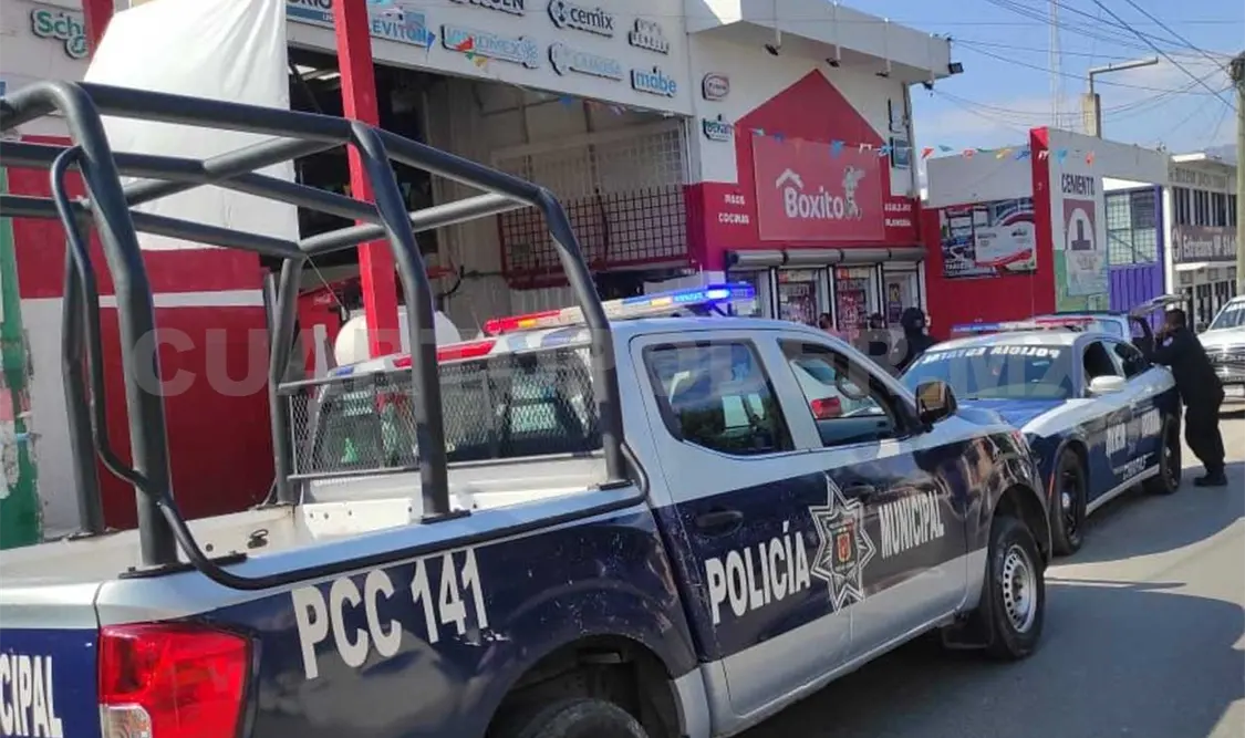 El asalto al establecimiento Boxito ocurrió durante la tarde del sábado. La policía llegó al auxilio y logró entrevistarse con los empleados, estos narraron cómo se había desarrollado el atraco. Ulises López / CP