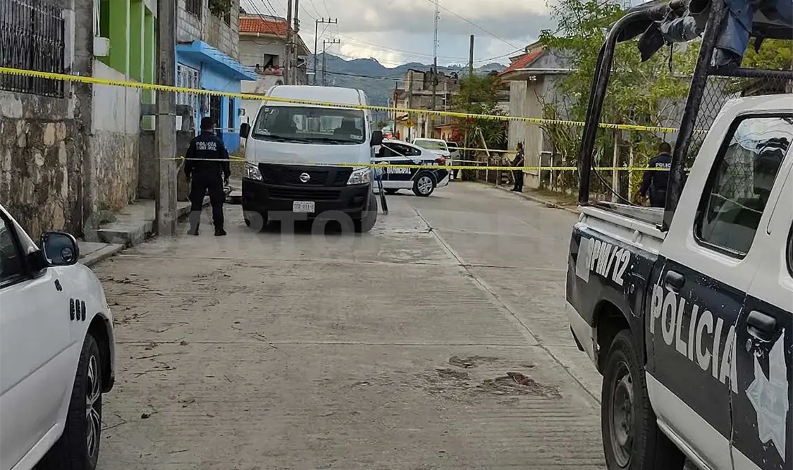 Luego de que oficiales de la Policía Municipal acordonaron la zona, personal de Servicios Periciales llegó para retirar el cuerpo y llevarlo al Semefo. Moisés Lorenzo / CP