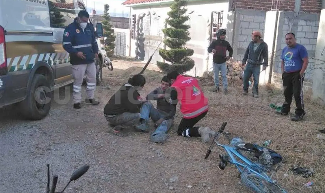Paramédicos del Sistema Municipal de Protección Civil llegaron para valorar a las dos personas y las llevaron de urgencia a un hospital. Juan Orel / CP