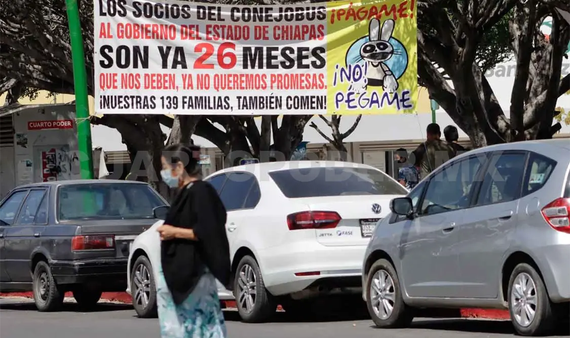 Socios permanecen en plantón ante indiferencia