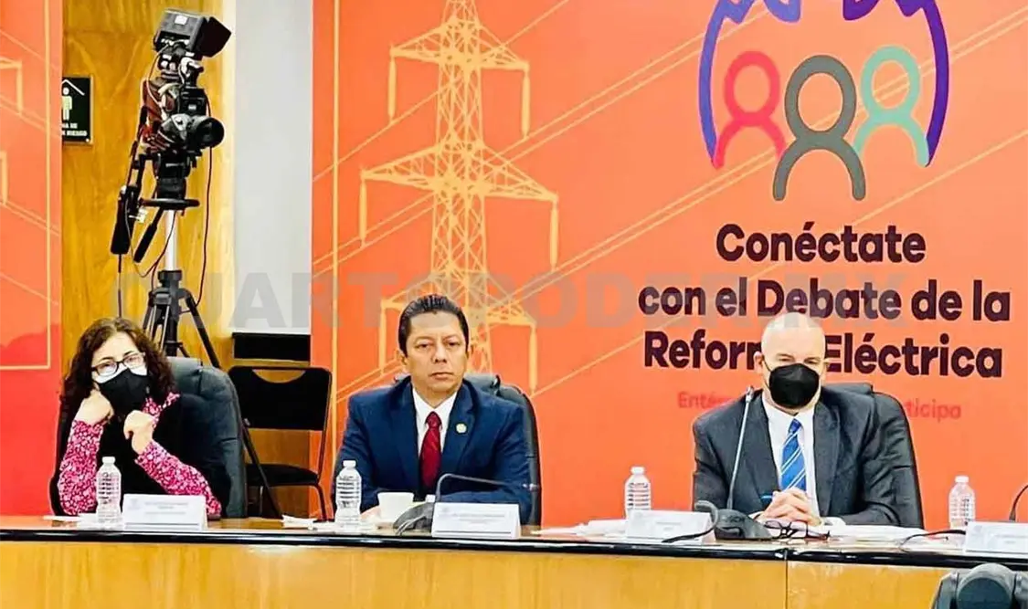 Asiste Llaven a clausura de Foros de Parlamento