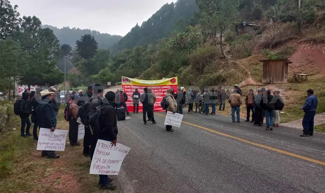 Bloquean carretera por altas tarifas de la CFE