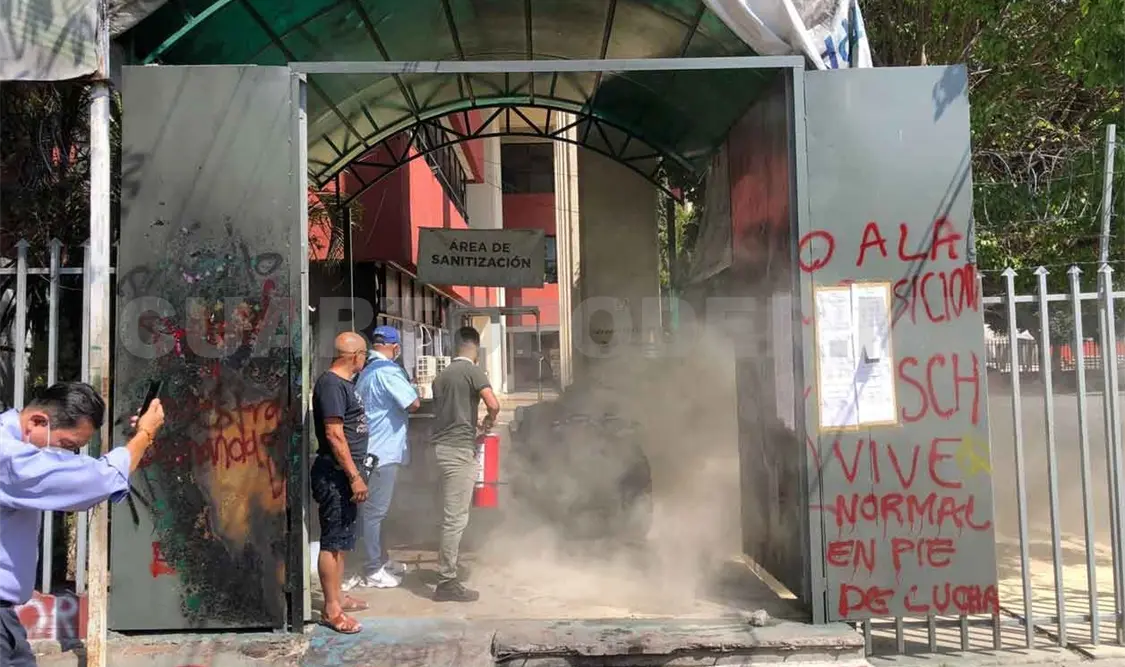 Protestan por altas cuotas de inscripción
