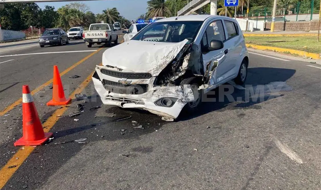 Conductora resulta herida en aparatoso accidente