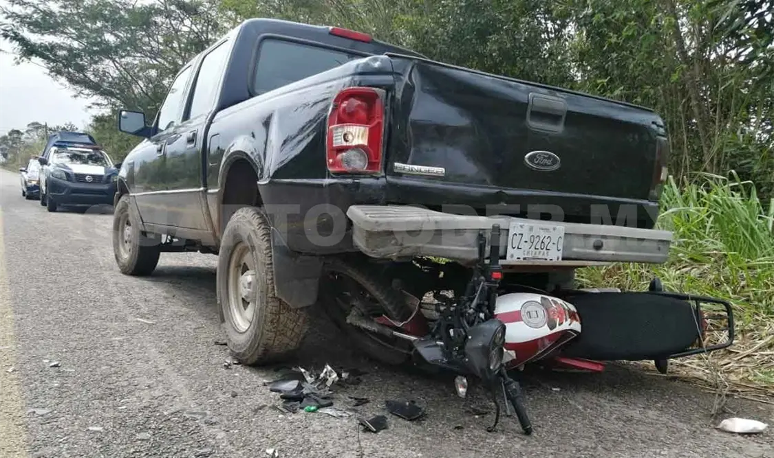 Dos personas lesionadas al impactar en camioneta