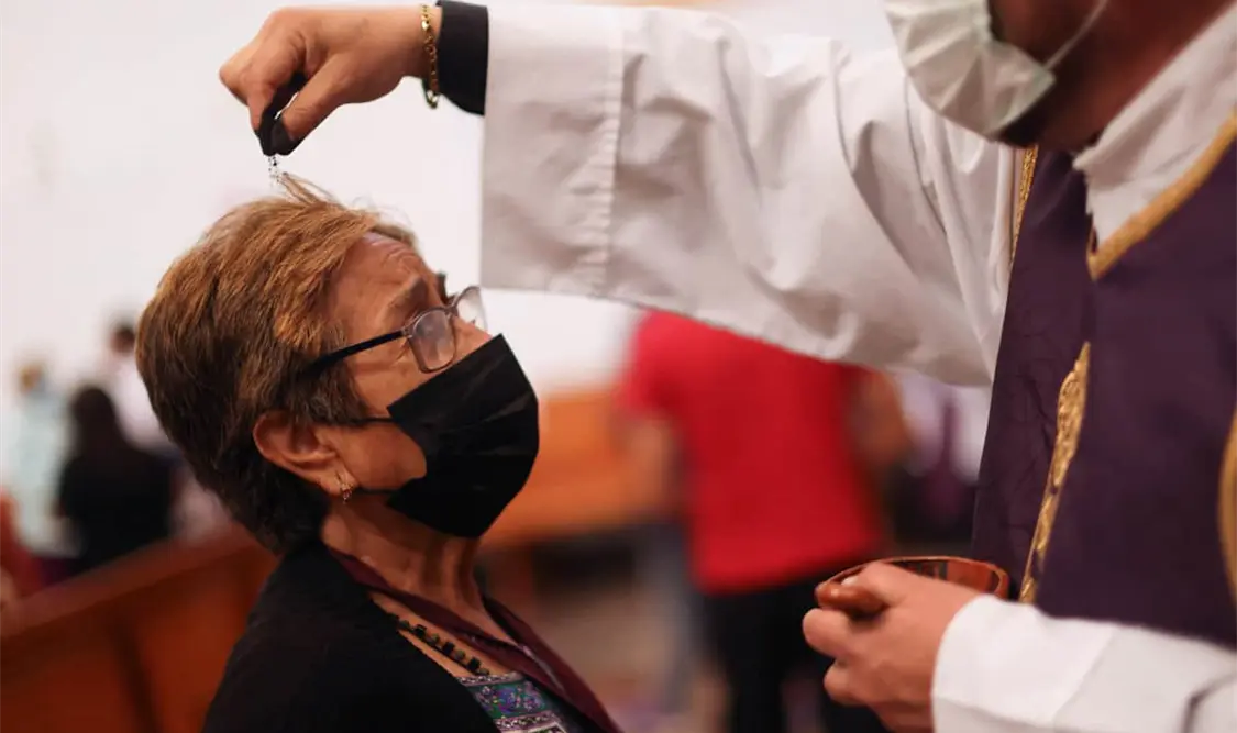Fue en pequeños módulos donde padres, misioneros o asistentes pusieron y regalaron ceniza a los creyentes que se acercaban. Cortesía