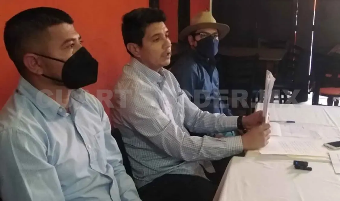 Denuncian a alcalde por no pagar a constructoras